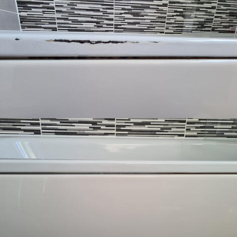 before and after picture of a steel bath rust repair completed in Swindon Wiltshire